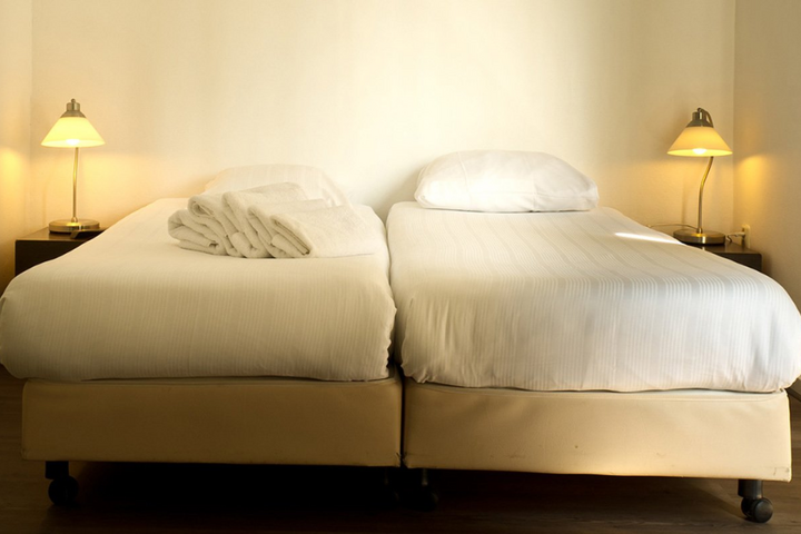 Buitenhof Reizen - GP Spa - begeleide vakanties voor mensen met een beperking - Hotel Les Jumeux slaapkamer voorbeeld Buitenhof Reizen - GP Spa - begeleide vakanties voor mensen met een beperking - Hotel Les Jumeux slaapkamer voorbeeld