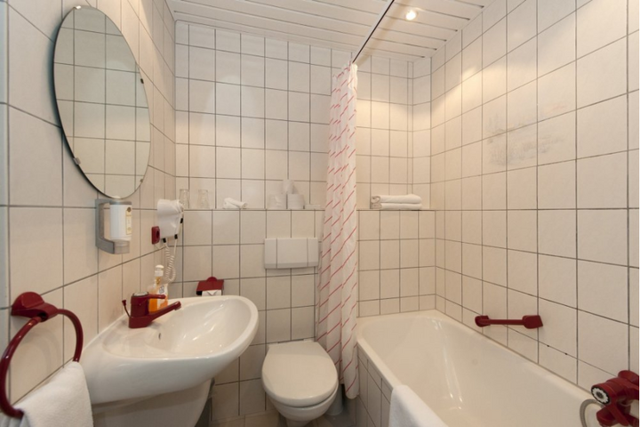 Buitenhof Reizen - Vianden - begeleide vakanties voor mensen met een beperking - Hotel Belle Vue badkamer voorbeeld Buitenhof Reizen - Vianden - begeleide vakanties voor mensen met een beperking - Hotel Belle Vue badkamer voorbeeld
