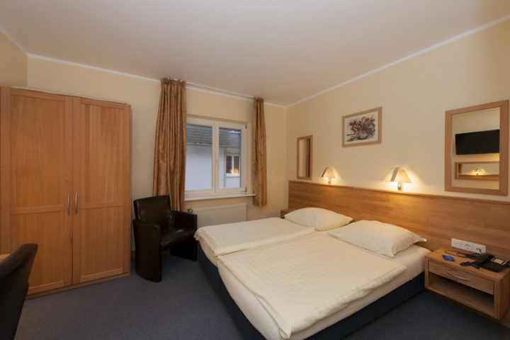 Buitenhof Reizen - Vianden - begeleide vakanties voor mensen met een beperking - Hotel Belle Vue slaapkamer voorbeeld Buitenhof Reizen - Vianden - begeleide vakanties voor mensen met een beperking - Hotel Belle Vue slaapkamer voorbeeld