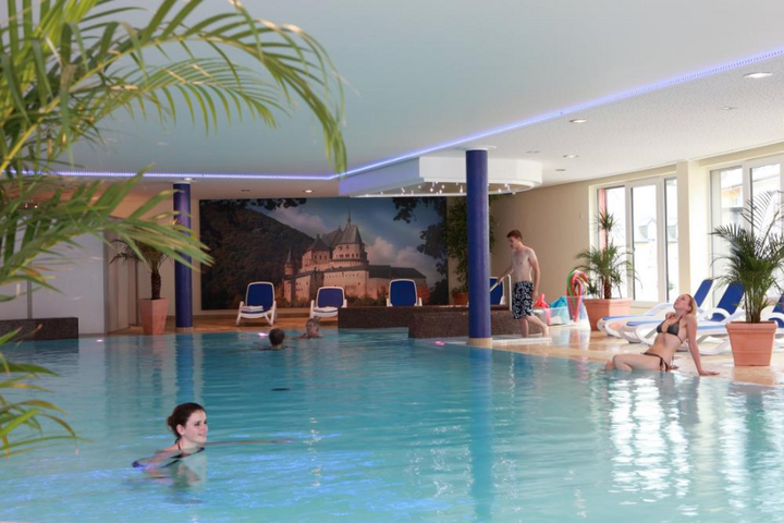 Buitenhof Reizen - Vianden - begeleide vakanties voor mensen met een beperking - Hotel Belle Vue zwembad Buitenhof Reizen - Vianden - begeleide vakanties voor mensen met een beperking - Hotel Belle Vue zwembad