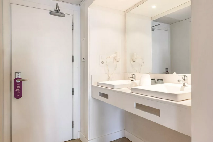 Buitenhof Reizen - Mallorca - begeleide vakanties voor mensen met een beperking - Fergus Club Palmanova Park badkamer voorbeeld Buitenhof Reizen - Mallorca - begeleide vakanties voor mensen met een beperking - Fergus Club Palmanova Park badkamer voorbeeld