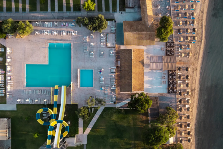 Buitenhof Reizen - Corfu - begeleide vakanties voor mensen met een beperking - Messonghi Beach zwembad Buitenhof Reizen - Corfu - begeleide vakanties voor mensen met een beperking - Messonghi Beach zwembad