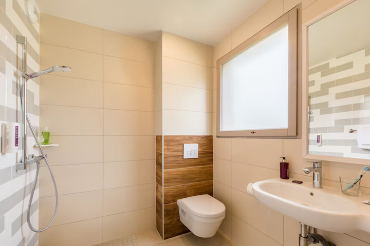 Buitenhof Reizen - Disneyland - begeleide vakanties voor mensen met een beperking - Center Parcs Village Nature Paris badkamer (2) Buitenhof Reizen - Disneyland - begeleide vakanties voor mensen met een beperking - Center Parcs Village Nature Paris badkamer (2)