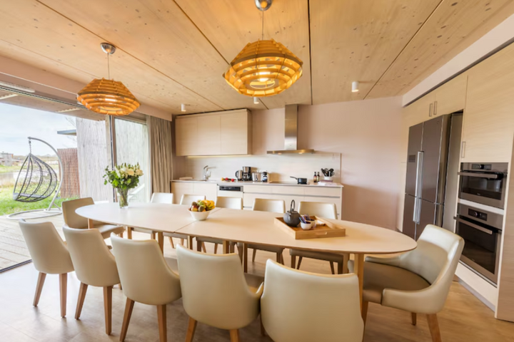 Buitenhof Reizen - Disneyland - begeleide vakanties voor mensen met een beperking - Center Parcs Village Nature Paris woonkamer Buitenhof Reizen - Disneyland - begeleide vakanties voor mensen met een beperking - Center Parcs Village Nature Paris woonkamer