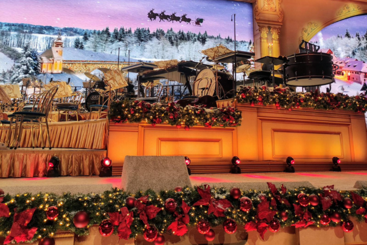 Buitenhof Reizen - Buitenhof Andre Rieu - begeleide vakanties voor mensen met een beperking - Podium in kerstsfeer Buitenhof Reizen - Buitenhof Andre Rieu - begeleide vakanties voor mensen met een beperking - Podium in kerstsfeer