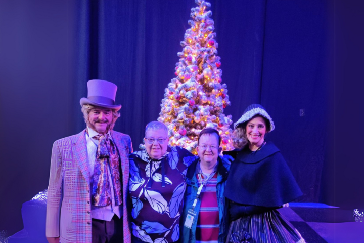 Buitenhof Reizen - Buitenhof Andre Rieu - begeleide vakanties voor mensen met een beperking - Foto bij de Kerstboom Buitenhof Reizen - Buitenhof Andre Rieu - begeleide vakanties voor mensen met een beperking - Foto bij de Kerstboom