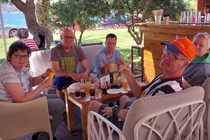 Buitenhof Reizen - Porec - begeleide groepsreizen met een verstandelijke beperking - reizigers lunchen Buitenhof Reizen - Porec - begeleide groepsreizen met een verstandelijke beperking - reizigers lunchen