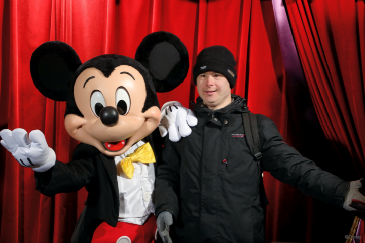 Buitenhof Reizen - Disneyland winter JO - begeleide groepsreizen met een verstandelijke beperking - reiziger met Mickey Mouse Buitenhof Reizen - Disneyland winter JO - begeleide groepsreizen met een verstandelijke beperking - reiziger met Mickey Mouse