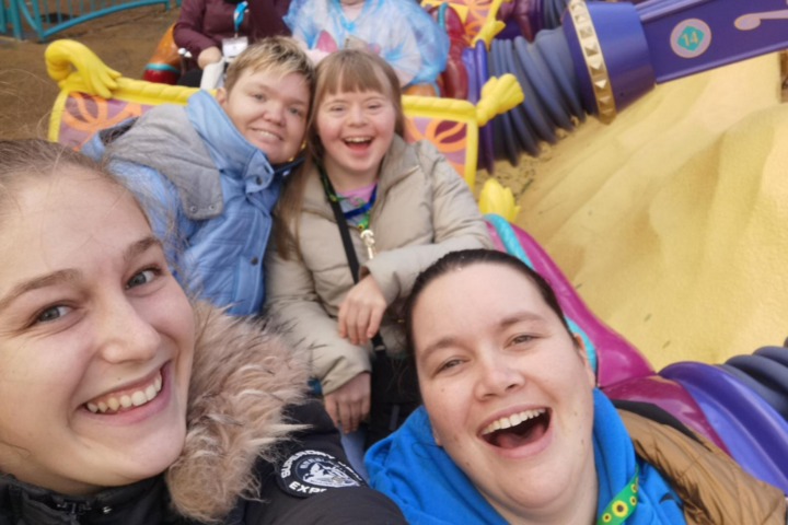 Buitenhof Reizen - Disneyland winter JO - begeleide groepsreizen met een verstandelijke beperking - reizigers in attractie Buitenhof Reizen - Disneyland winter JO - begeleide groepsreizen met een verstandelijke beperking - reizigers in attractie