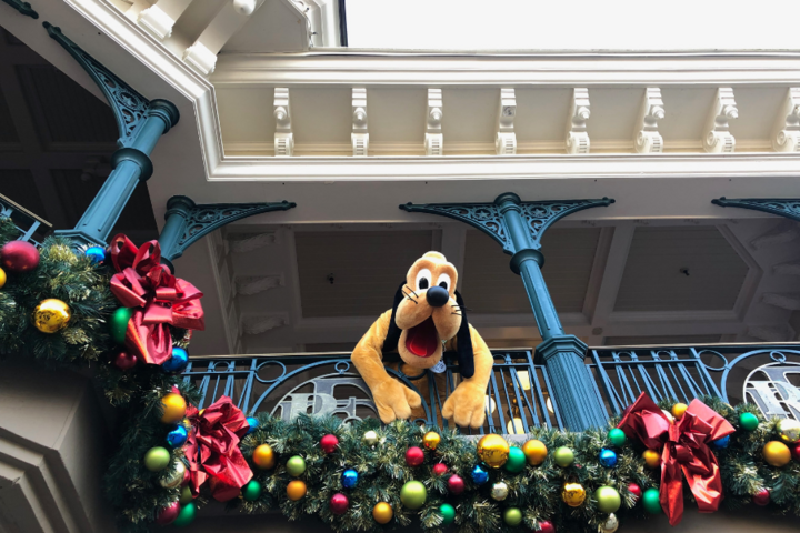 Buitenhof Reizen - Disneyland winter - begeleide groepsreizen met een verstandelijke beperking - Pluto op balkon Buitenhof Reizen - Disneyland winter - begeleide groepsreizen met een verstandelijke beperking - Pluto op balkon
