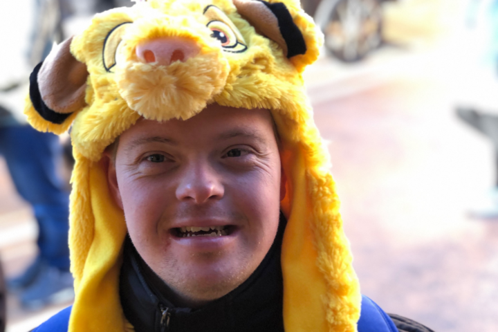 Buitenhof Reizen - Disneyland winter JO - begeleide groepsreizen met een verstandelijke beperking - reiziger met Simba muts Buitenhof Reizen - Disneyland winter JO - begeleide groepsreizen met een verstandelijke beperking - reiziger met Simba muts