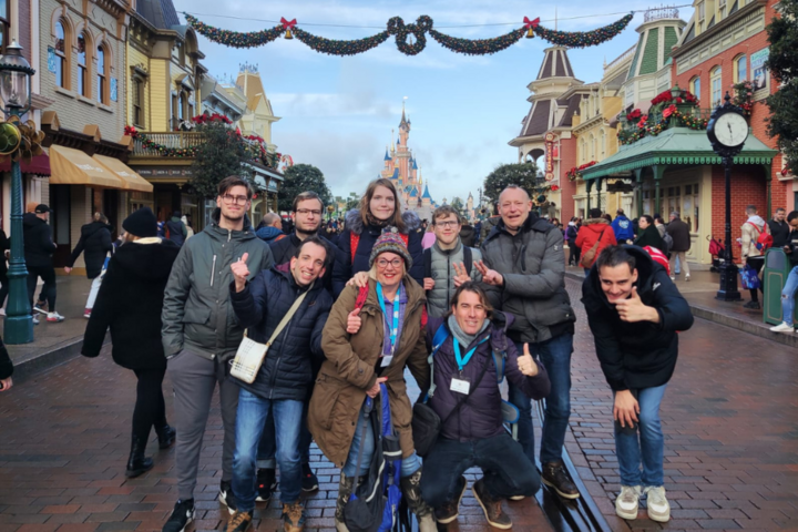 Buitenhof Reizen - Disneyland winter - begeleide groepsreizen met een verstandelijke beperking - groepsfoto Buitenhof Reizen - Disneyland winter - begeleide groepsreizen met een verstandelijke beperking - groepsfoto