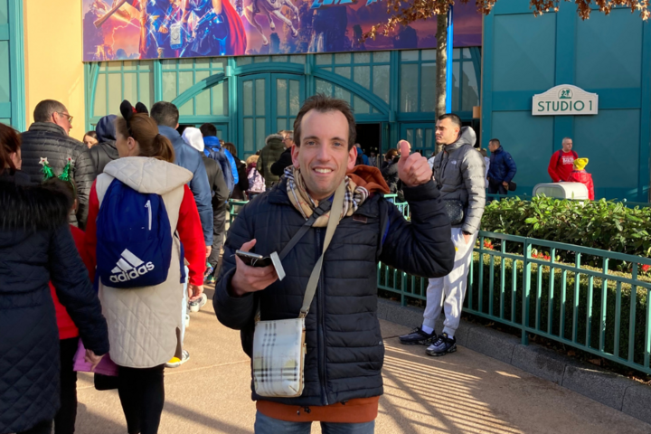 Buitenhof Reizen - Disneyland winter - begeleide groepsreizen met een verstandelijke beperking - reiziger steekt duim op Buitenhof Reizen - Disneyland winter - begeleide groepsreizen met een verstandelijke beperking - reiziger steekt duim op