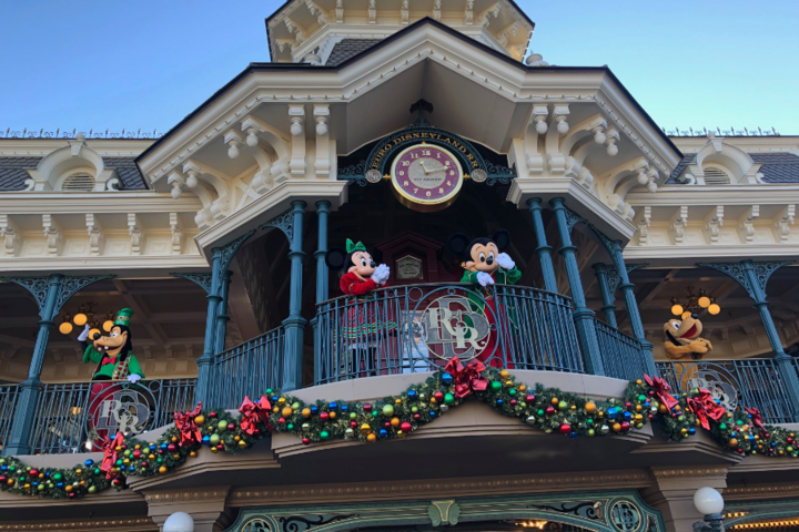 Buitenhof Reizen - Disneyland winter - begeleide groepsreizen met een verstandelijke beperking - Mickey en Minnie Mouse op balkon Buitenhof Reizen - Disneyland winter - begeleide groepsreizen met een verstandelijke beperking - Mickey en Minnie Mouse op balkon