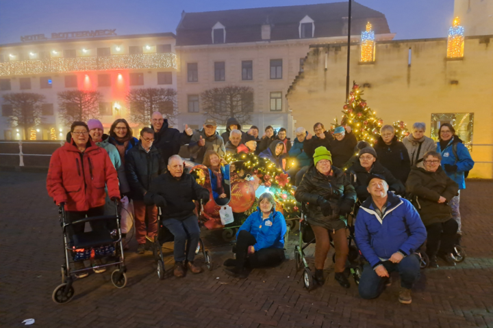Buitenhof Reizen - Oud & Nieuw Valkenburg - begeleide groepsreizen met een verstandelijke beperking - Groepsfoto buiten Buitenhof Reizen - Oud & Nieuw Valkenburg - begeleide groepsreizen met een verstandelijke beperking - Groepsfoto buiten