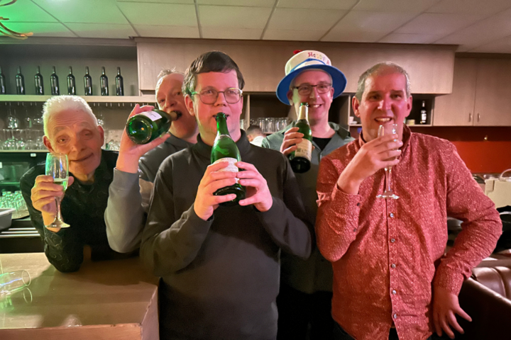 Buitenhof Reizen - Oud & Nieuw Valkenburg - begeleide groepsreizen met een verstandelijke beperking - reizigers met drankje Buitenhof Reizen - Oud & Nieuw Valkenburg - begeleide groepsreizen met een verstandelijke beperking - reizigers met drankje