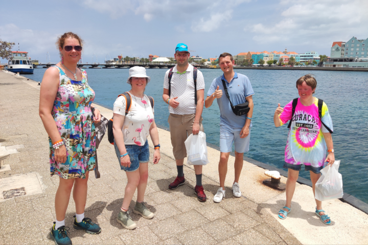 Buitenhof Reizen - Curaçao - begeleide groepsreizen met een verstandelijke beperking - reizigers bij pier Buitenhof Reizen - Curaçao - begeleide groepsreizen met een verstandelijke beperking - reizigers bij pier