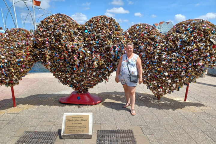 Buitenhof Reizen - Curaçao - begeleide groepsreizen met een verstandelijke beperking - reiziger bij harten vol slotjes Buitenhof Reizen - Curaçao - begeleide groepsreizen met een verstandelijke beperking - reiziger bij harten vol slotjes