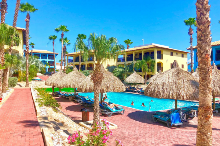 Buitenhof Reizen - Curaçao - begeleide groepsreizen met een verstandelijke beperking - Kunuku aqua resort zwembad Buitenhof Reizen - Curaçao - begeleide groepsreizen met een verstandelijke beperking - Kunuku aqua resort zwembad