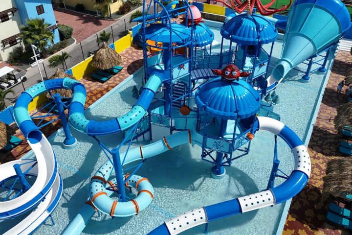 Buitenhof Reizen - Curaçao - begeleide groepsreizen met een verstandelijke beperking - Kunuku aqua resort glijbanen Buitenhof Reizen - Curaçao - begeleide groepsreizen met een verstandelijke beperking - Kunuku aqua resort glijbanen