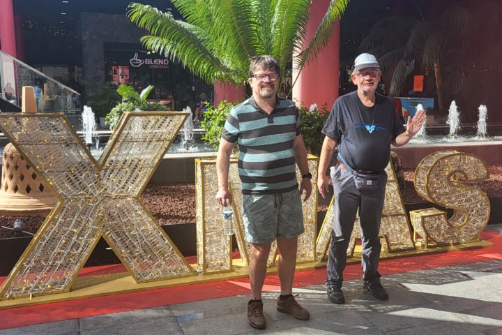 Buitenhof Reizen - Kerst op Tenerife - begeleide groepsreizen met een verstandelijke beperking - twee reizigers bij xmas letters 2 Buitenhof Reizen - Kerst op Tenerife - begeleide groepsreizen met een verstandelijke beperking - twee reizigers bij xmas letters 2