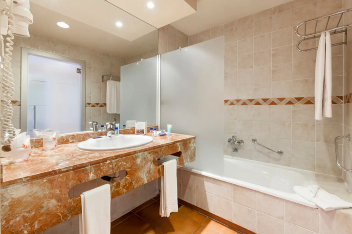 Buitenhof Reizen - Kerst op Tenerife - begeleide groepsreizen met een verstandelijke beperking - Best Jacaranda badkamer Buitenhof Reizen - Kerst op Tenerife - begeleide groepsreizen met een verstandelijke beperking - Best Jacaranda badkamer