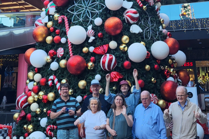 Buitenhof Reizen - Kerst op Tenerife - begeleide groepsreizen met een verstandelijke beperking - reizigers voor kerstboom Buitenhof Reizen - Kerst op Tenerife - begeleide groepsreizen met een verstandelijke beperking - reizigers voor kerstboom