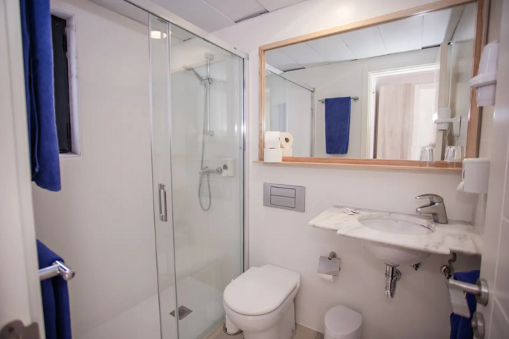 Buitenhof Reizen - Gran Canaria - begeleide groepsreizen met een verstandelijke beperking - Caybeach meloneras badkamer Buitenhof Reizen - Gran Canaria - begeleide groepsreizen met een verstandelijke beperking - Caybeach meloneras badkamer