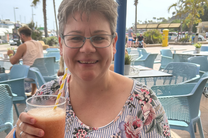 Buitenhof Reizen - Gran Canaria - begeleide groepsreizen met een verstandelijke beperking - reiziger met drankje Buitenhof Reizen - Gran Canaria - begeleide groepsreizen met een verstandelijke beperking - reiziger met drankje