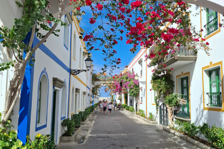 Buitenhof Reizen - Gran Canaria - begeleide groepsreizen met een verstandelijke beperking - kleurrijk straatje Buitenhof Reizen - Gran Canaria - begeleide groepsreizen met een verstandelijke beperking - kleurrijk straatje