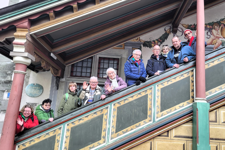 Buitenhof Reizen - Kerst in de Eifel - begeleide groepsreizen met een verstandelijke beperking - Reizigers op trap