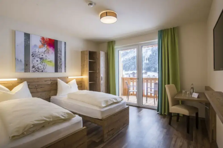 Buitenhof Reizen - Begeleide groepsreizen voor mensen met een verstandelijke beperking - Wintersport Dachstein - Cooee alpin Dachtstein hotel slaapkamer Buitenhof Reizen - Begeleide groepsreizen voor mensen met een verstandelijke beperking - Wintersport Dachstein - Cooee alpin Dachtstein hotel slaapkamer