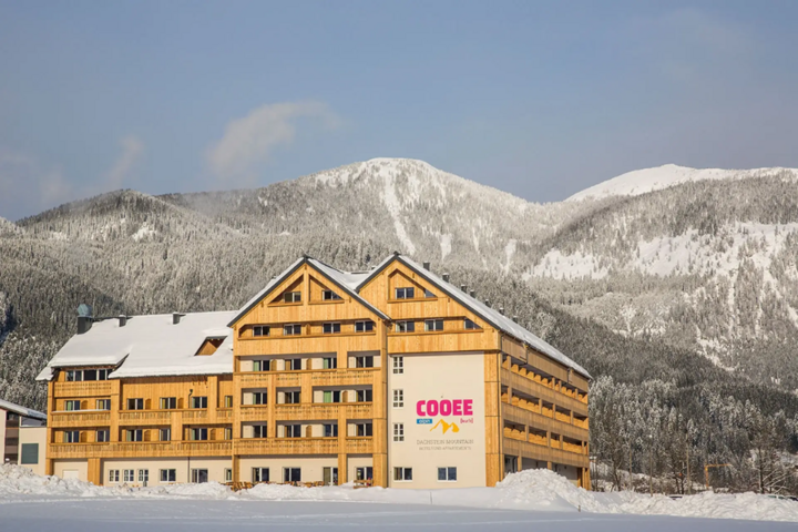 Buitenhof Reizen - Begeleide groepsreizen voor mensen met een verstandelijke beperking - Wintersport Dachstein - Cooee alpin Dachtstein hotel buitenkant Buitenhof Reizen - Begeleide groepsreizen voor mensen met een verstandelijke beperking - Wintersport Dachstein - Cooee alpin Dachtstein hotel buitenkant