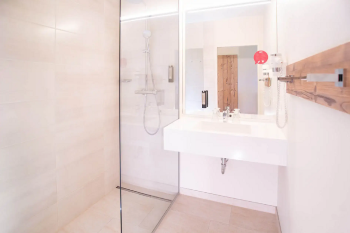 Buitenhof Reizen - Begeleide groepsreizen voor mensen met een verstandelijke beperking - Wintersport Dachstein - Cooee alpin Dachtstein hotel badkamer Buitenhof Reizen - Begeleide groepsreizen voor mensen met een verstandelijke beperking - Wintersport Dachstein - Cooee alpin Dachtstein hotel badkamer