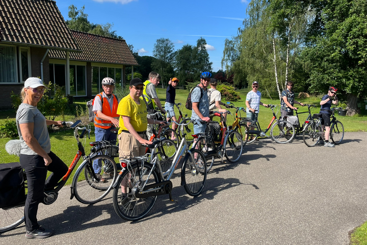 Buitenhof Reizen voor mensen met een verstandelijke beperking - Avontuurlijk - Trappen door Twente - groepsfietsers Buitenhof Reizen voor mensen met een verstandelijke beperking - Avontuurlijk - Trappen door Twente - groepsfietsers