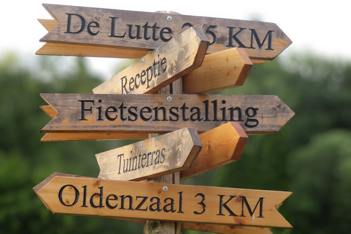 Buitenhof Reizen voor mensen met een verstandelijke beperking - Avontuurlijk - Trappen door Twente - wegwijzers Buitenhof Reizen voor mensen met een verstandelijke beperking - Avontuurlijk - Trappen door Twente - wegwijzers