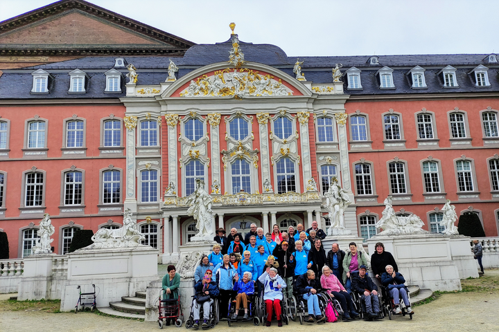 Buitenhof Reizen voor mensen met een verstandelijke beperking - zorg - Neuerburg muziekreis - groepsfoto Buitenhof Reizen voor mensen met een verstandelijke beperking - zorg - Neuerburg muziekreis - groepsfoto