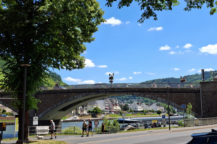 Buitenhof Reizen voor mensen met een verstandelijke beperking - Rustig Aan - Wijnstreek Leiwen - brug Buitenhof Reizen voor mensen met een verstandelijke beperking - Rustig Aan - Wijnstreek Leiwen - brug