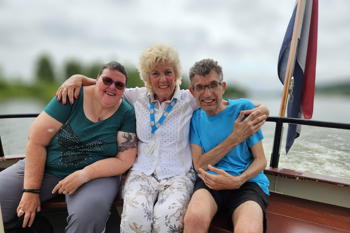 Buitenhof Reizen voor mensen met een verstandelijke beperking - Rustig Aan - Valkenburg - reizigers met vrijwilliger op een boot Buitenhof Reizen voor mensen met een verstandelijke beperking - Rustig Aan - Valkenburg - reizigers met vrijwilliger op een boot