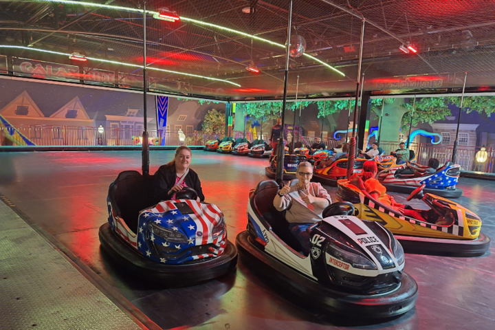 Buitenhof Reizen voor mensen met een verstandelijke beperking - Jongeren - Feest in Almelo - twee reizigers in botsauto Buitenhof Reizen voor mensen met een verstandelijke beperking - Jongeren - Feest in Almelo - twee reizigers in botsauto