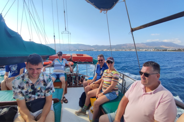 Buitenhof Reizen voor mensen met een verstandelijke beperking - Jongeren - Kos - reiziger op boot Buitenhof Reizen voor mensen met een verstandelijke beperking - Jongeren - Kos - reiziger op boot