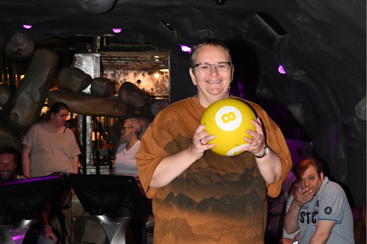 Buitenhof Reizen voor mensen met een verstandelijke beperking - Jongeren - Feest in Almelo - reiziger met bowlingbal Buitenhof Reizen voor mensen met een verstandelijke beperking - Jongeren - Feest in Almelo - reiziger met bowlingbal