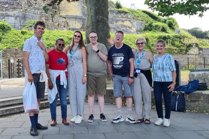 Buitenhof Reizen voor mensen met een verstandelijke beperking - Ondernemend - Valkenburg Cauberg - groepsfoto bij de ruïne van het kasteel van Valkenburg Buitenhof Reizen voor mensen met een verstandelijke beperking - Ondernemend - Valkenburg Cauberg - groepsfoto bij de ruïne van het kasteel van Valkenburg