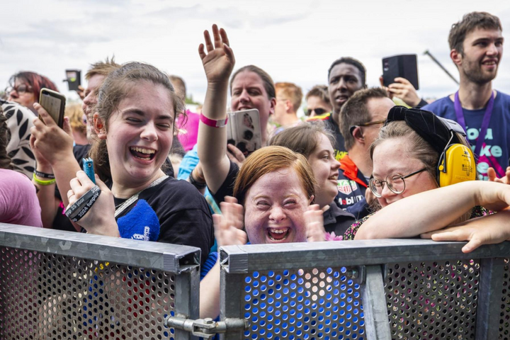 Buitenhof Reizen voor mensen met een verstandelijke beperking - Ondernemend - Funpop Grote Bus - lachende klappende reizigers in publiek Buitenhof Reizen voor mensen met een verstandelijke beperking - Ondernemend - Funpop Grote Bus - lachende klappende reizigers in publiek