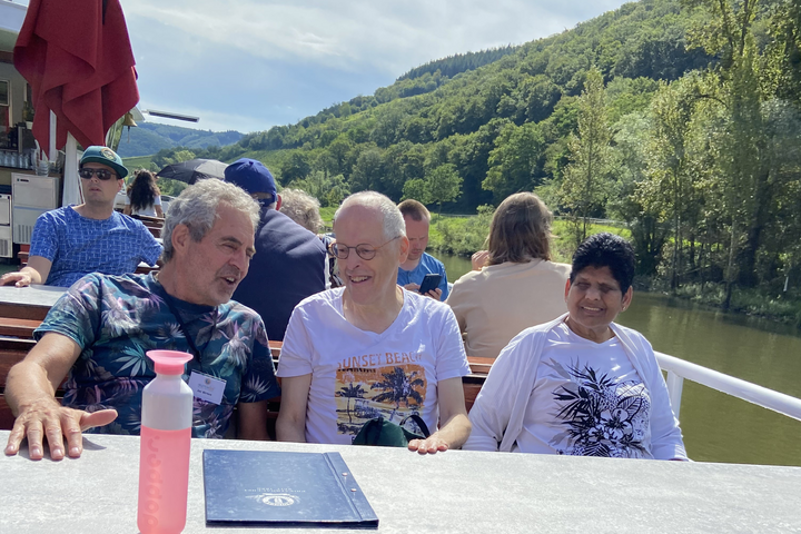 Buitenhof Reizen voor mensen met een verstandelijke beperking - Ondernemend - Cochem - Reizigers op dek van rondvaartboot Buitenhof Reizen voor mensen met een verstandelijke beperking - Ondernemend - Cochem - Reizigers op dek van rondvaartboot