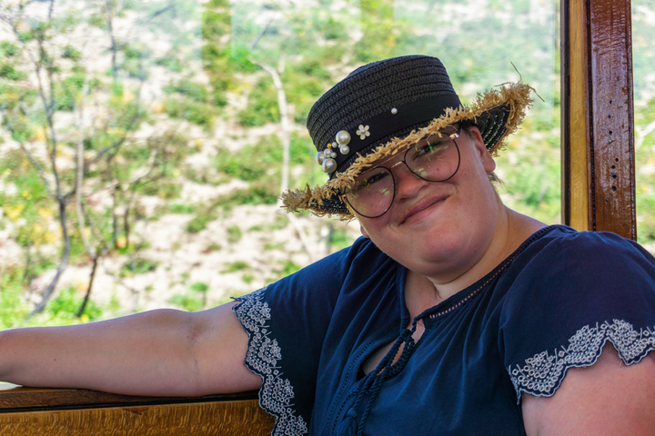 52.2 Buitenhof Reizen - Ondernemend - Ouddorp - Zuid Limburg - begeleide groepsreizen voor mensen met een verstandelijke beperking - blije reiziger met hoed op 52.2 Buitenhof Reizen - Ondernemend - Ouddorp - Zuid Limburg - begeleide groepsreizen voor mensen met een verstandelijke beperking - blije reiziger met hoed op