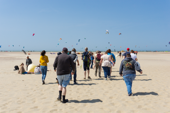 52.2 Buitenhof Reizen - Ondernemend - Ouddorp - Zuid Limburg - begeleide groepsreizen voor mensen met een verstandelijke beperking - reizigers op het strand met veel vliegers 52.2 Buitenhof Reizen - Ondernemend - Ouddorp - Zuid Limburg - begeleide groepsreizen voor mensen met een verstandelijke beperking - reizigers op het strand met veel vliegers