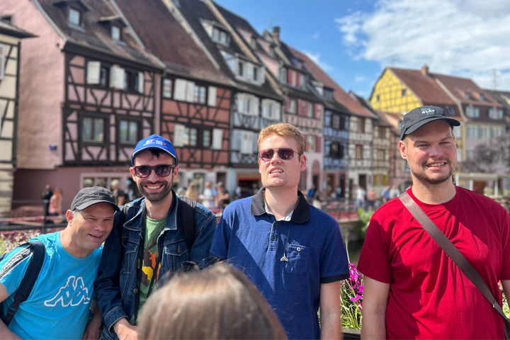 Buitenhof Reizen voor mensen met een verstandelijke beperking - Ondernemend - Veelzijdige Elzas - Reizigers op brug in Colmar Buitenhof Reizen voor mensen met een verstandelijke beperking - Ondernemend - Veelzijdige Elzas - Reizigers op brug in Colmar