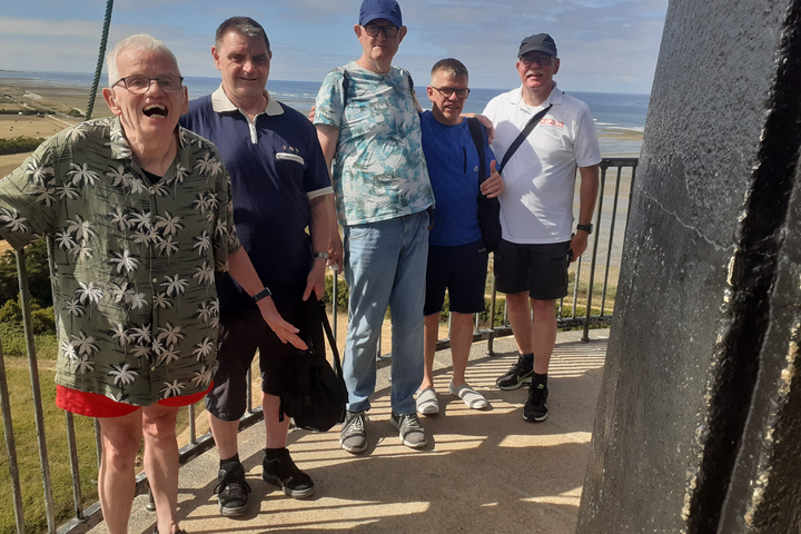 99.1 Buitenhof Reizen - Rustig Aan - Oleron - begeleide groepsreizen voor mensen met een verstandelijke beperking - reiziger in het zand (2) 99.1 Buitenhof Reizen - Rustig Aan - Oleron - begeleide groepsreizen voor mensen met een verstandelijke beperking - reiziger in het zand (2)