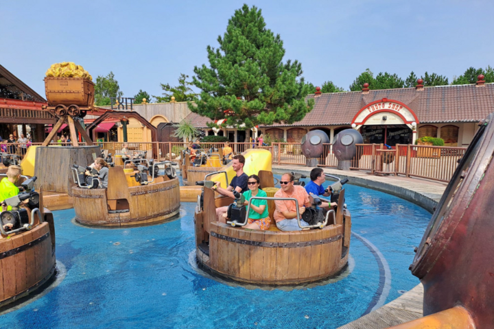 Buitenhof Reizen - Jongeren - Slagharen en Wildlands - begeleide groepsreizen voor mensen met een verstandelijke beperking - Reizigers in een attractie waar ze met water spuiten